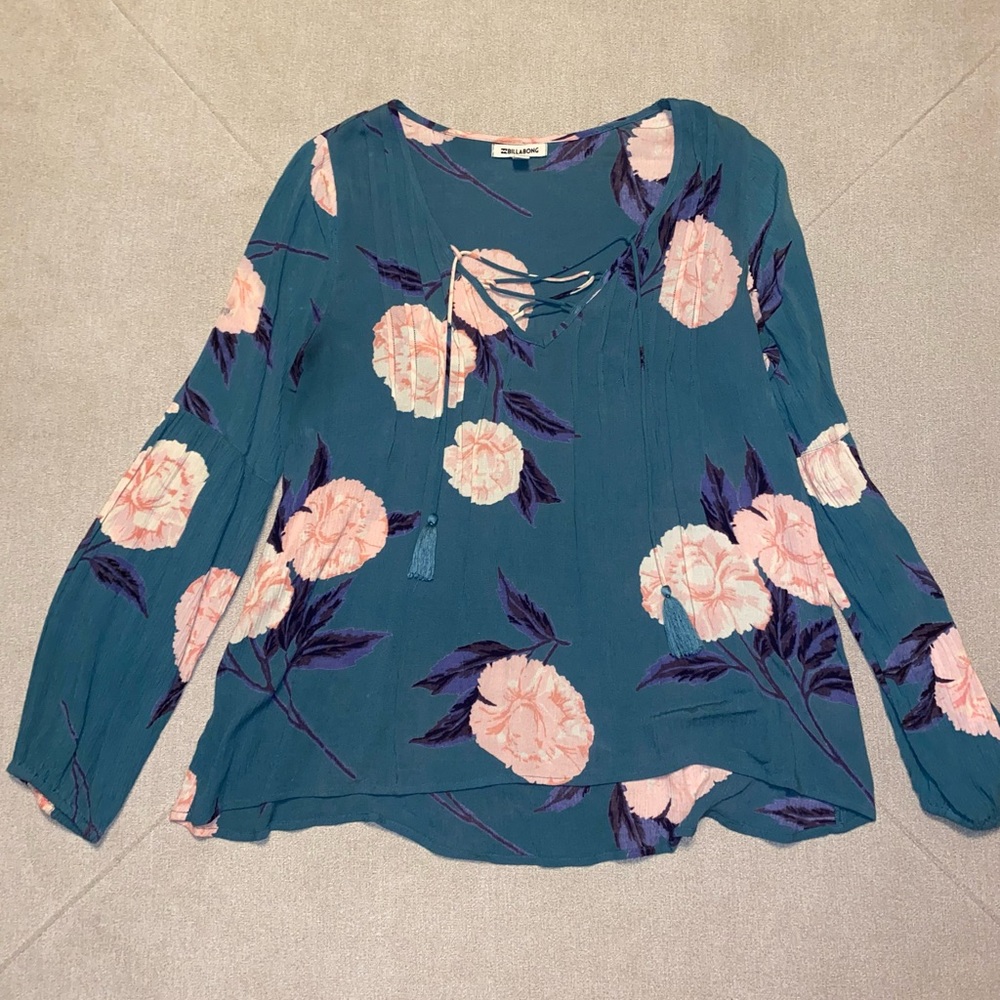 Floral long sleeve cross cross v-neck top.